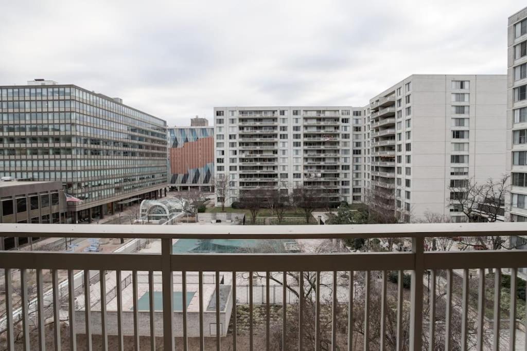 Elegant Apartment W Views At Crystal City Arlington Exterior photo