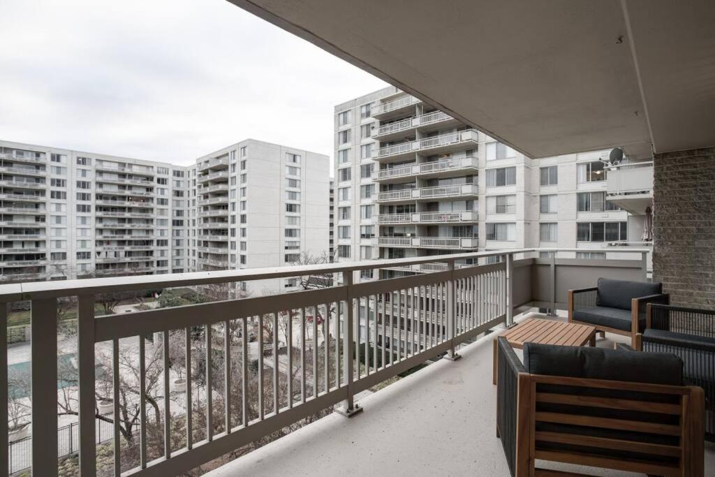 Elegant Apartment W Views At Crystal City Arlington Exterior photo