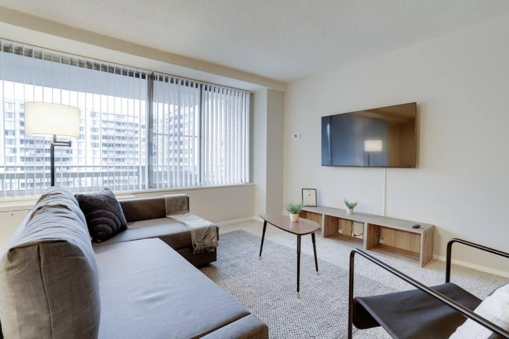 Elegant Apartment W Views At Crystal City Arlington Exterior photo
